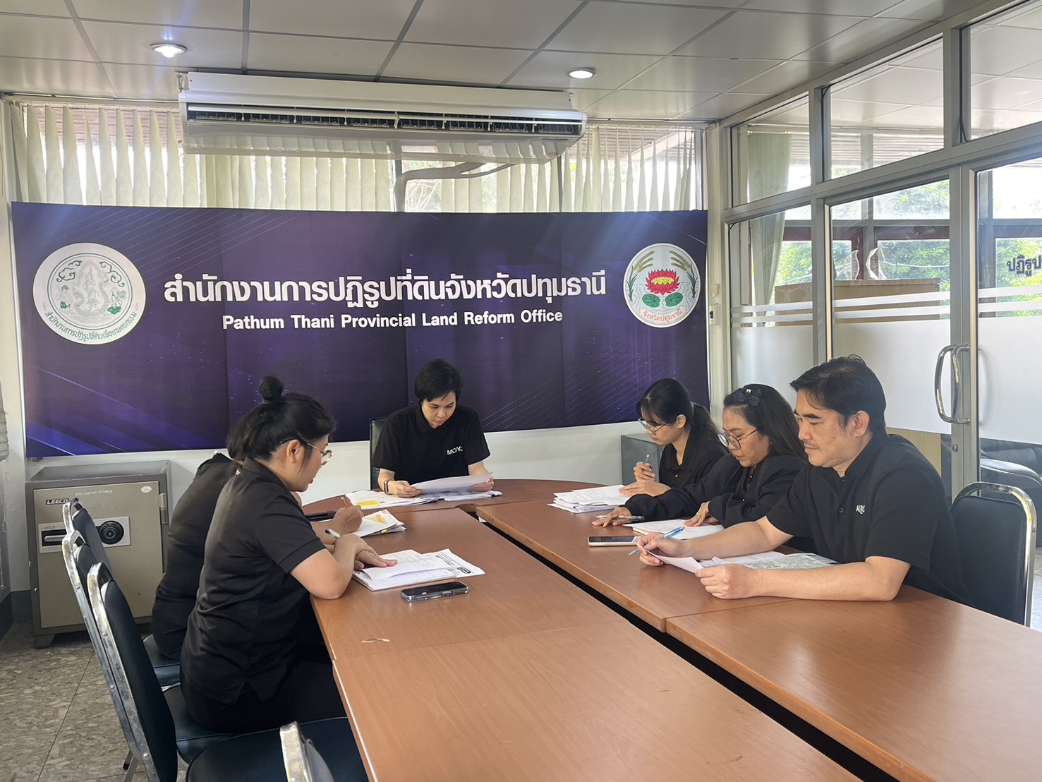 title - นางสาวฐิติมา วัฒนจัง ปฏิรูปที่ดินจังหวัดปทุมธานี พร้อมด้วยข้าราชการ พนักงานราชการ และพนักงานกองทุน ร่วมประชุม ณ ห้องประชุมเล็ก ส.ป.ก.ปทุมธานี